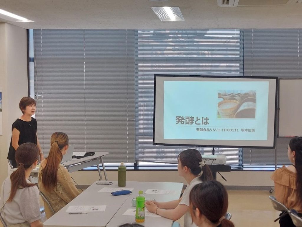 発酵ソムリエによる発酵を知る講義の様子