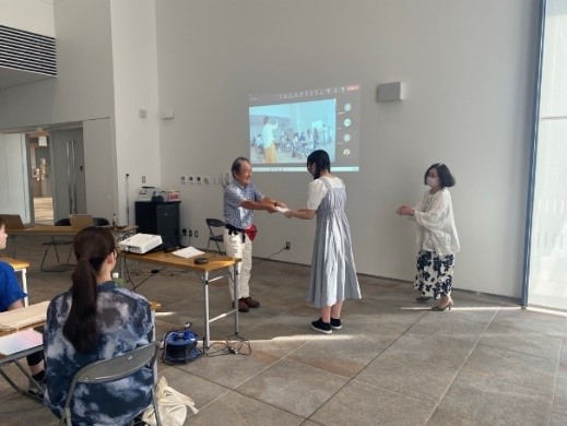 修了証書授与の様子