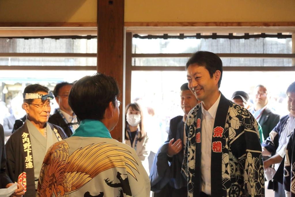 熊谷知事と歓談する当社小森