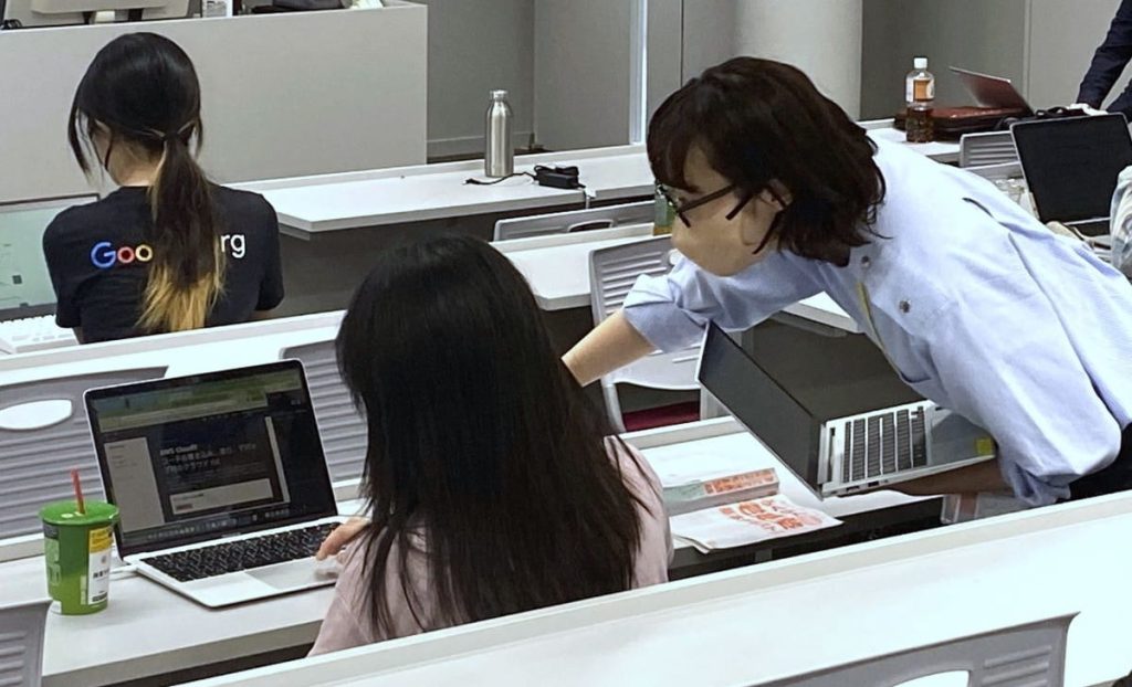 ハンズオンで学生のサポートをする当社スタッフ①画像