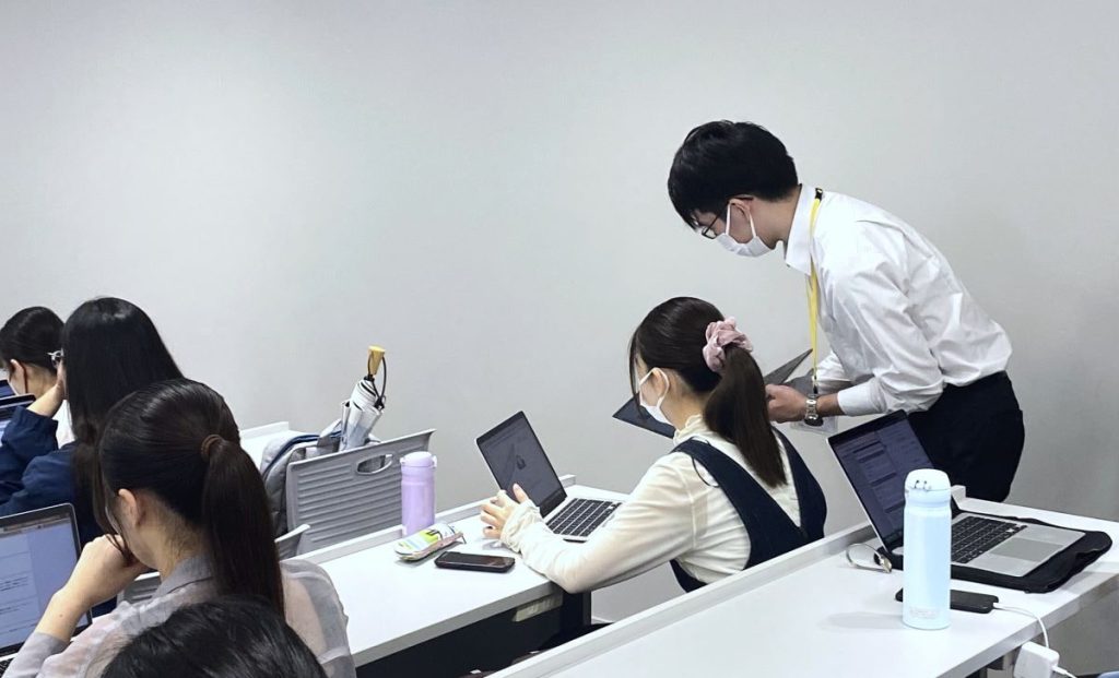 ハンズオンで学生のサポートをする当社スタッフ②画像