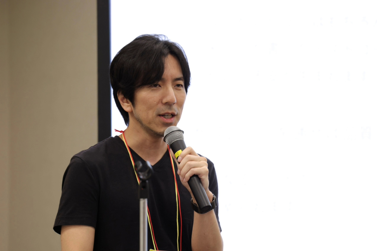 登壇する当社天野